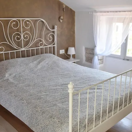 Casa Nini - Charming Stone House With Yard Near Pula