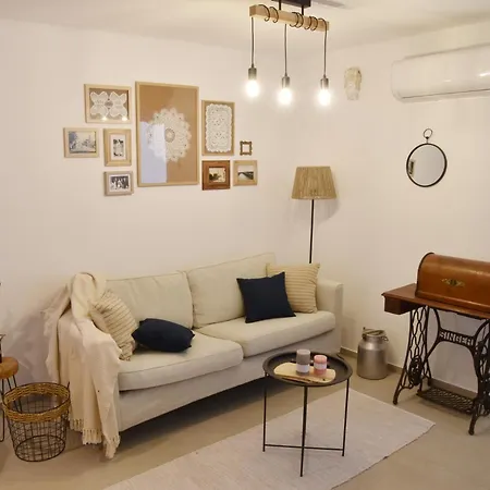 Casa Nini - Charming Stone House With Yard Near Pula