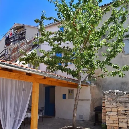 Casa Nini - Charming Stone House With Yard Near Pula Casa de Férias Šišan
