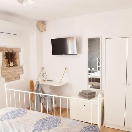 Casa Nini - Charming Stone House With Yard Near Pula