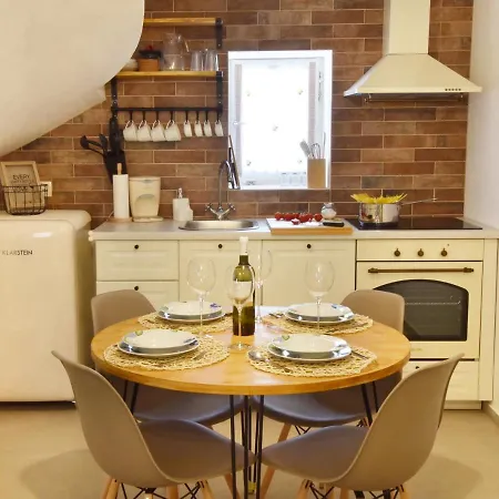 Casa Nini - Charming Stone House With Yard Near Pula *