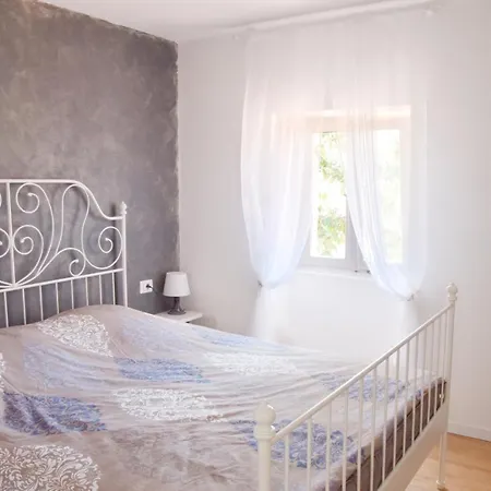 Casa Nini - Charming Stone House With Yard Near Pula