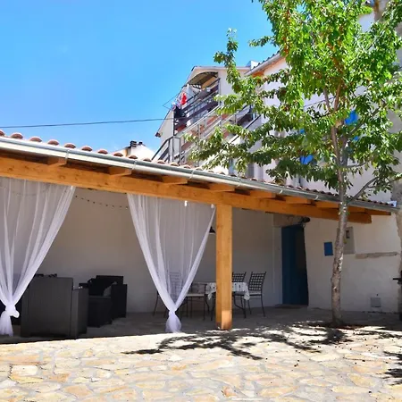 Casa Nini - Charming Stone House With Yard Near Pula *