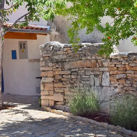 Casa Nini - Charming Stone House With Yard Near Pula *