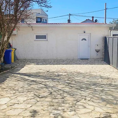 Casa Nini - Charming Stone House With Yard Near Pula